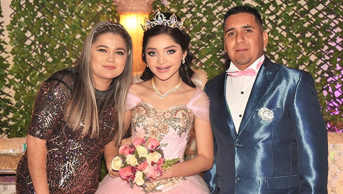 Jaqueline baila su primer vals