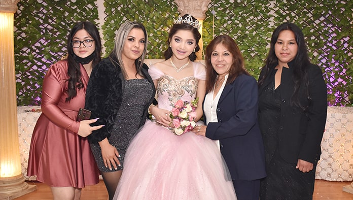 Jaqueline baila su primer vals