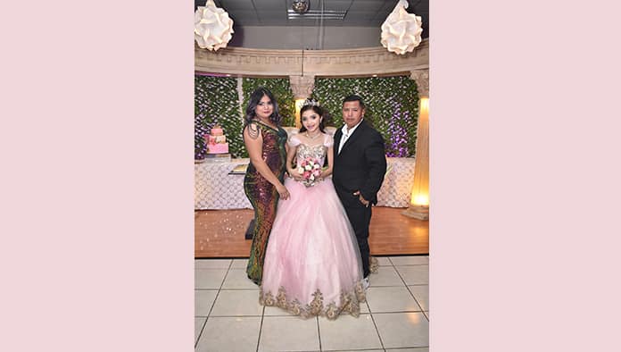 Jaqueline baila su primer vals
