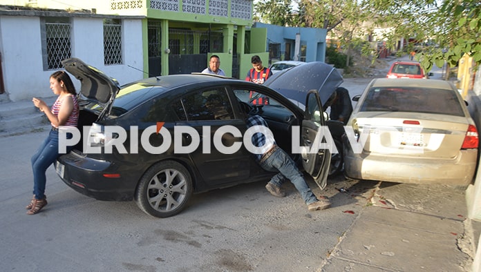 Se ‘ensartan’ en auto estático