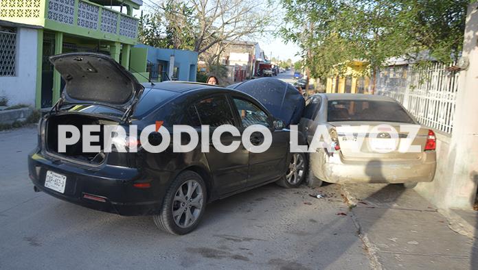 Se ‘ensartan’ en auto estático