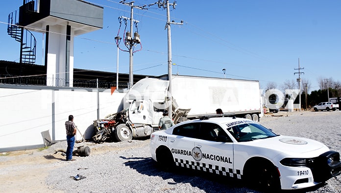 Boquetea tráiler barda de la Guardia Nacional