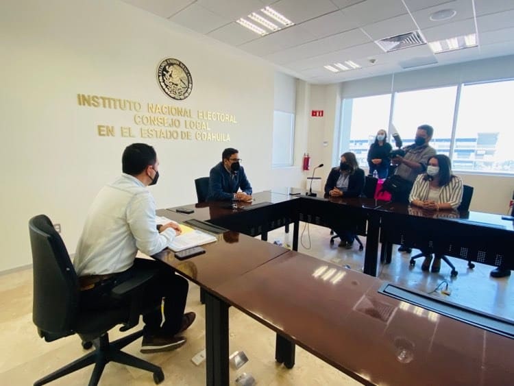 Dirigentes panistas denunciaron en el INE al partido Morena.