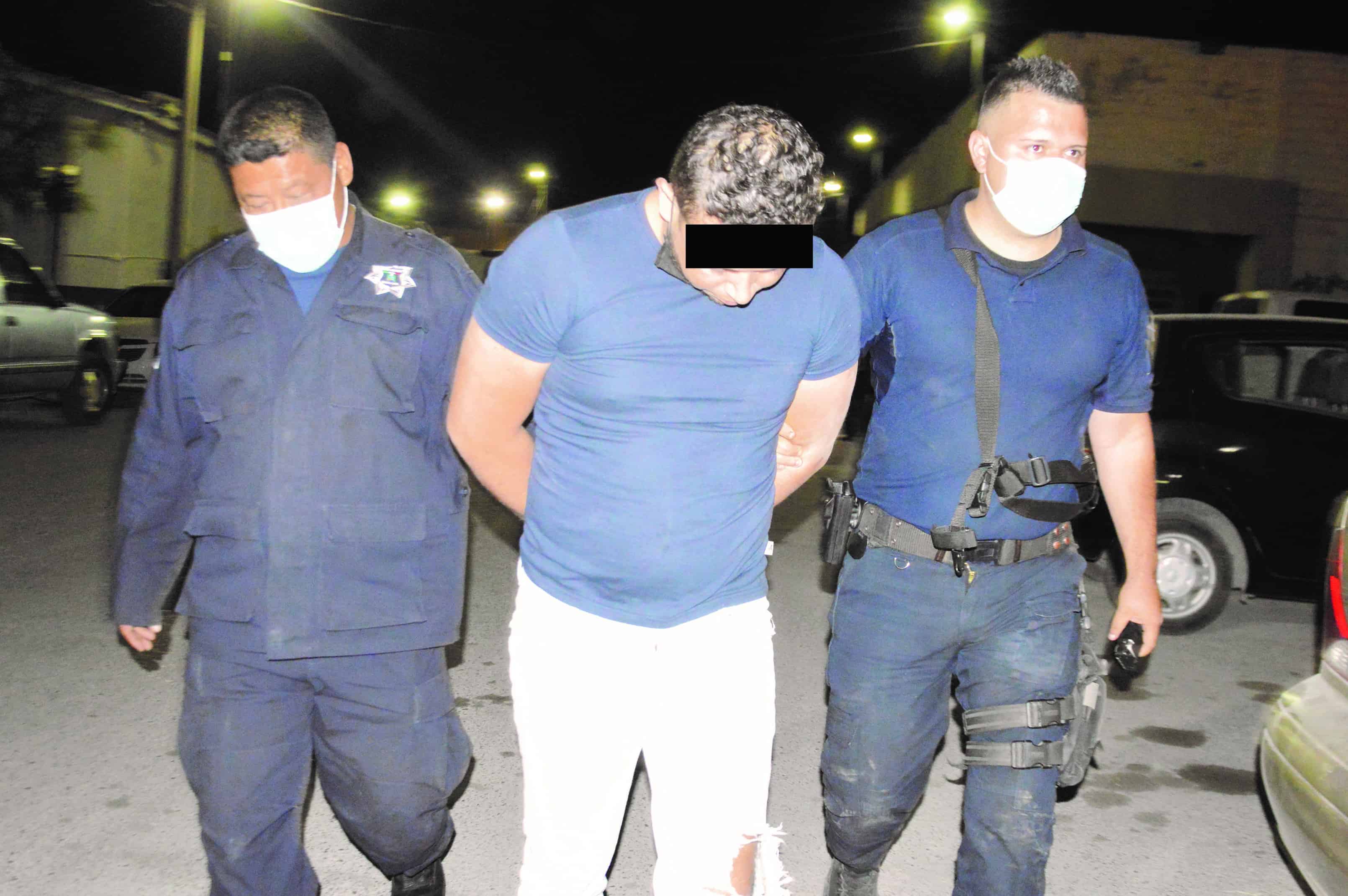 Carlos Humberto Hernández Castillo de 36, trabajador del IMSS fue asegurado por corrupción de menores, pues fue sorprendido mientras observaba cuando un menor se masturbaba frente a él.