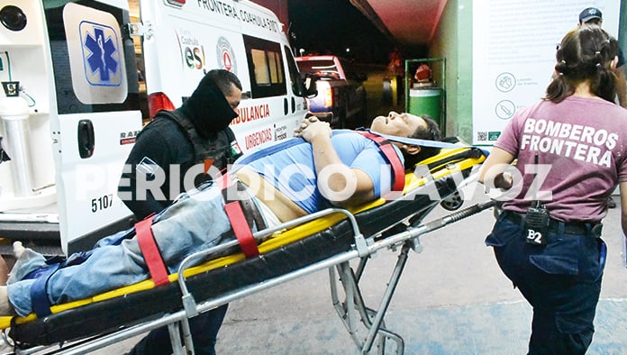 Golpea y abusa de su esposa