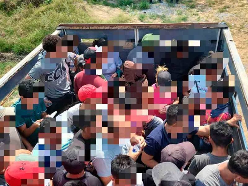 130 migrantes rescatados en Nuevo León; Viajaban en 5 autos