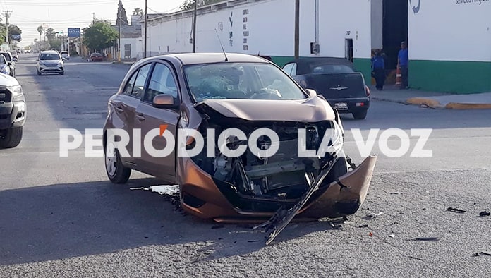 Se pasa alto y causa choque