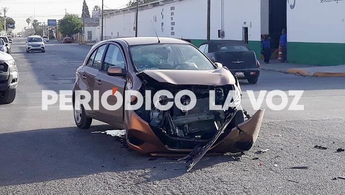 Se pasa alto y causa choque