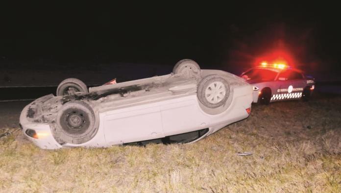 Vuelca auto en la 57; una familia lesionada