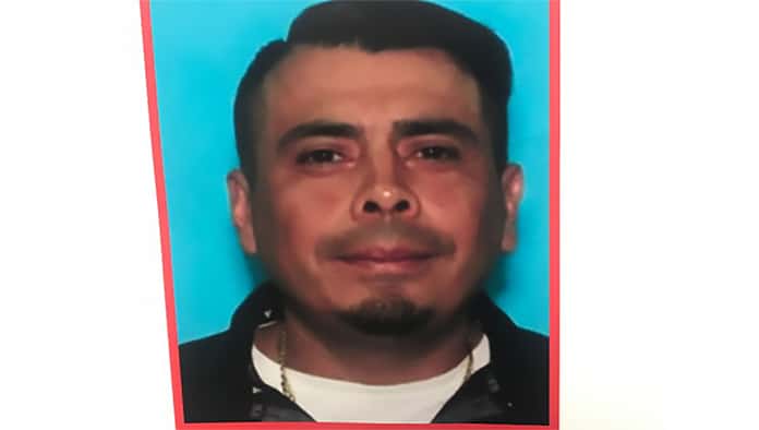 Uno de los detenidos se identificó como César López Sánchez, de 42 años.