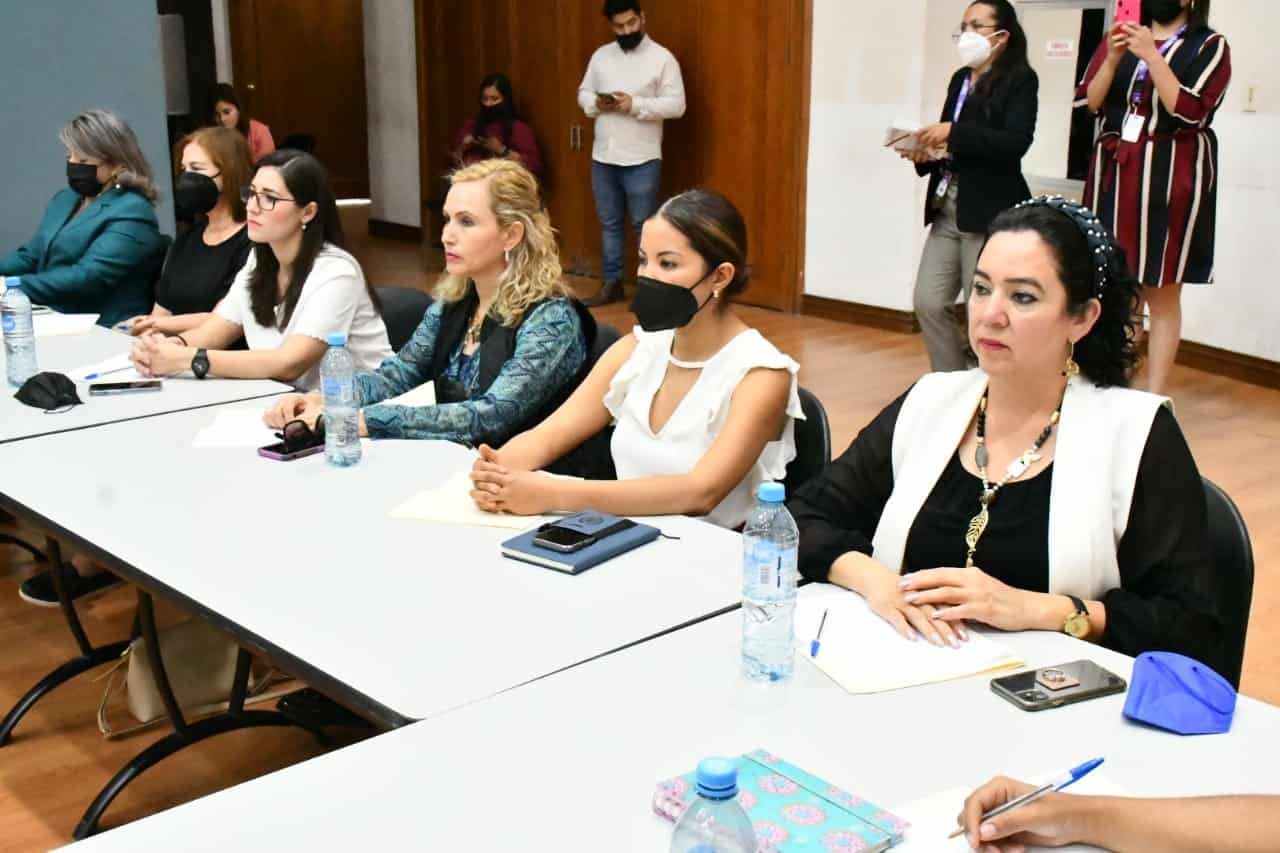 Las regidoras, síndicas, directoras y alcaldesas atentas a la explicación del proyecto, “Red de Mujeres Electas”.