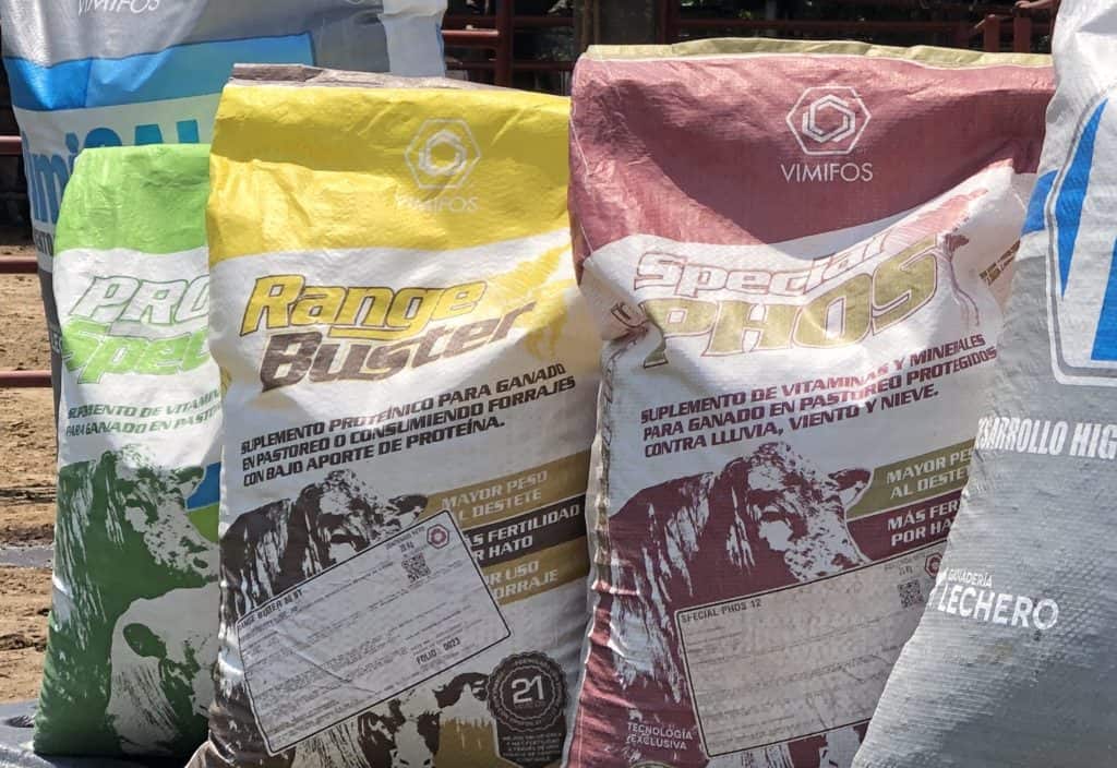 Apoya alcaldesa al sector campesino con apoyo de suplemento alimenticio para el ganado.