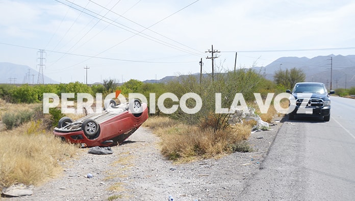 Choca a camión y vuelca