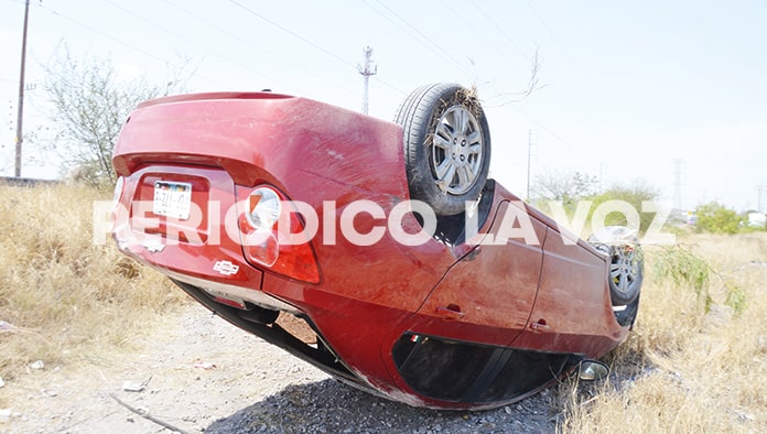 Choca a camión y vuelca