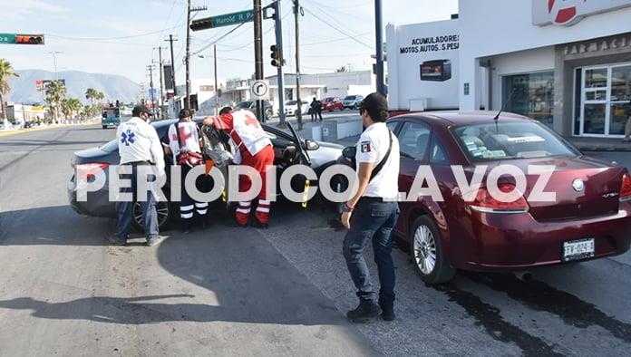 Lesiona a mujer en accidente