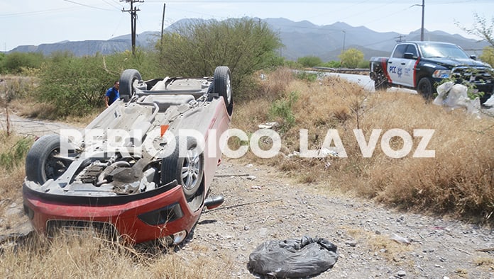 Choca a camión y vuelca