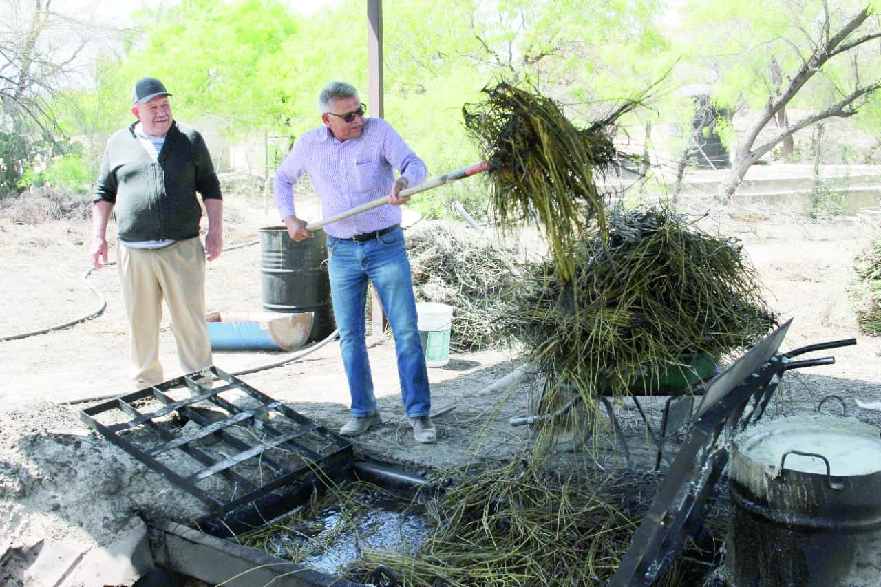 El alcalde supervisó los avances que se llevan en el ejido Santa Teresa en la restauración y desazolve de uno de sus pozos de agua.