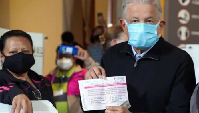 “El pueblo manda, pone y quita”: AMLO tras votar en la revocación de mandato