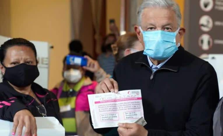 “El pueblo manda, pone y quita”: AMLO tras votar en la revocación de mandato