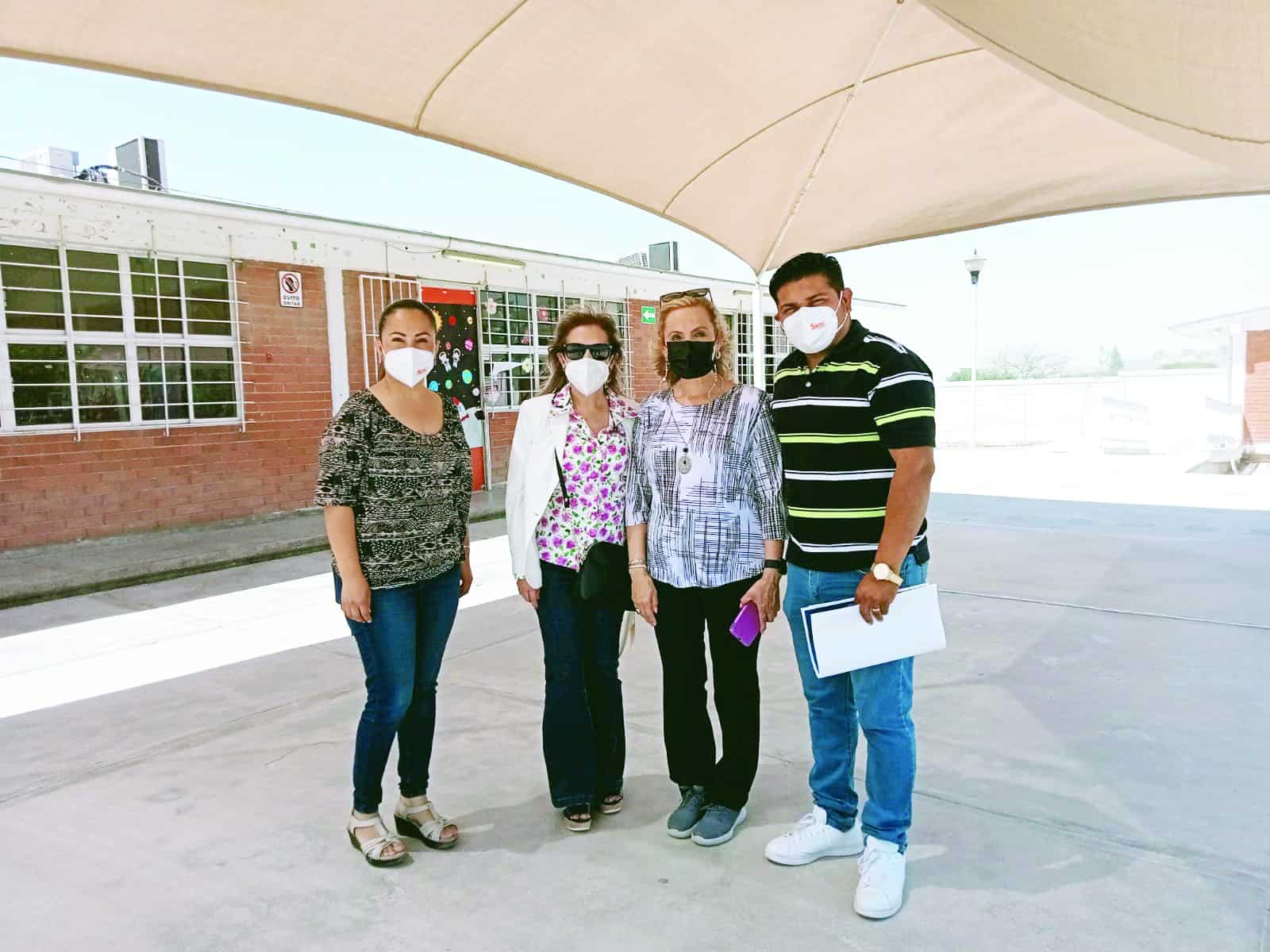 La regidora y directora de educación, Dina Rotunno y Gladis Villarreal respectivamente, visitaron la escuela, Rafael Ramírez Castañeda para evaluar los daños.