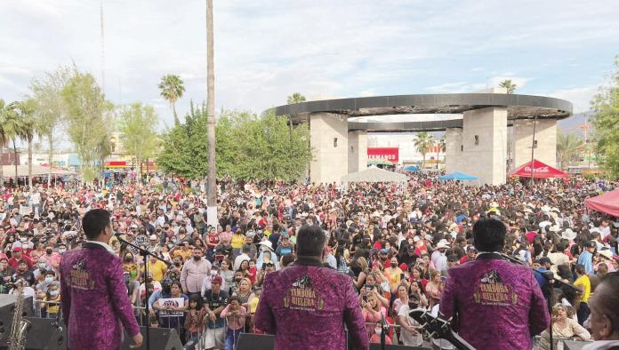 Abarrotan la  Plaza Principalz