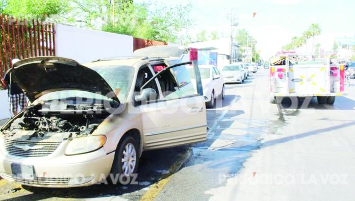 Arde camioneta por corto circuito