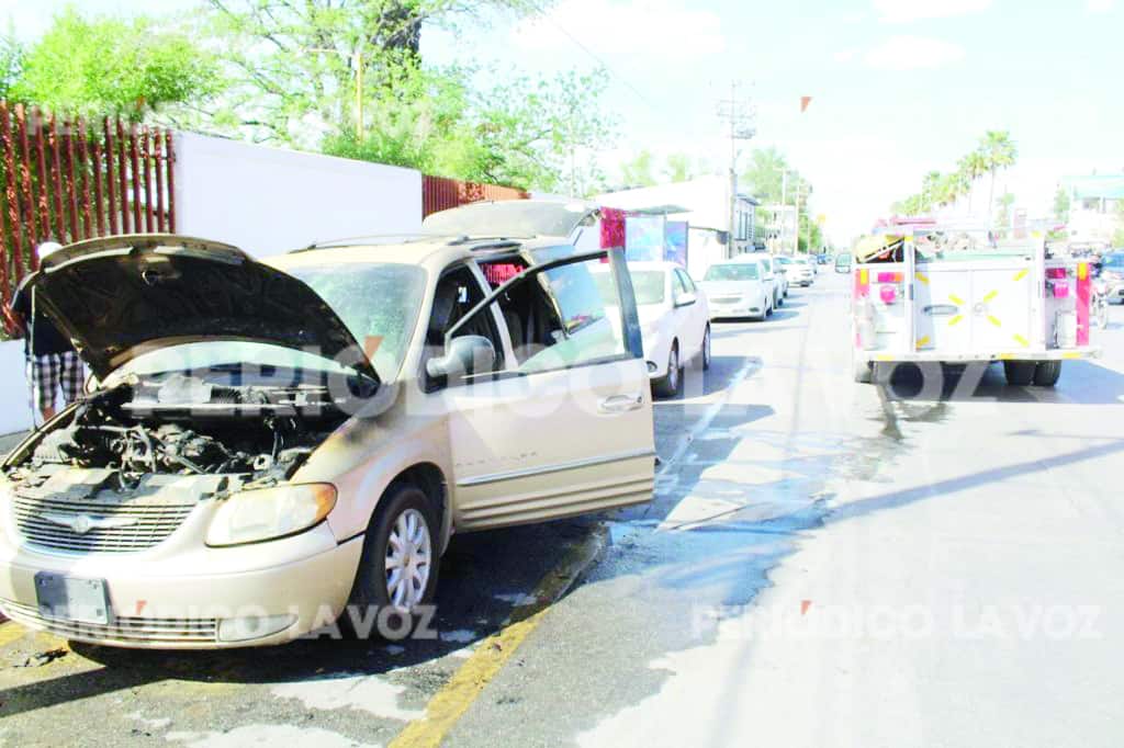 Arde camioneta por corto circuito