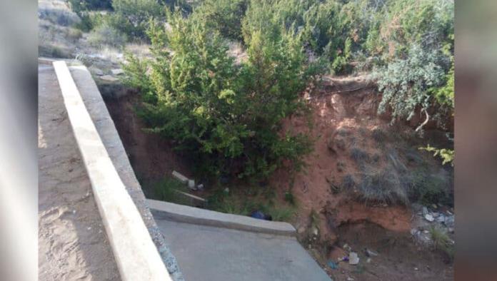 Joven motociclista muere tras derrapar y caer en barranco
