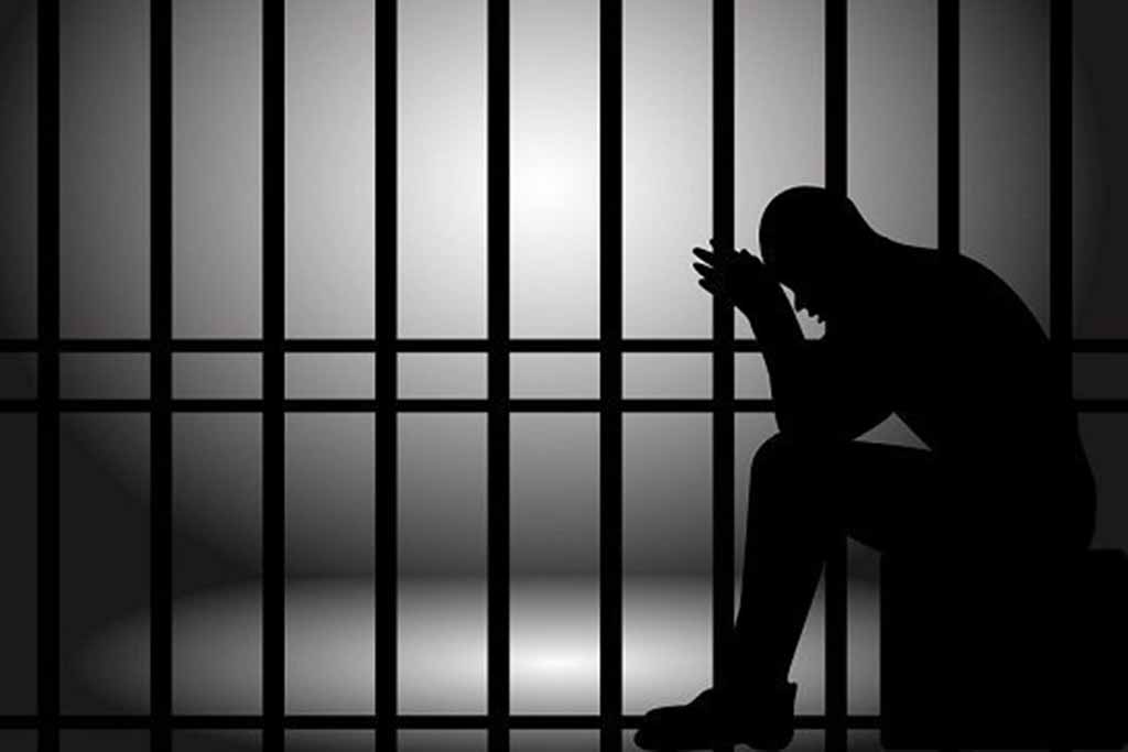 Ultraja sexualmente a su hijita de 4 años y lo violan en la cárcel