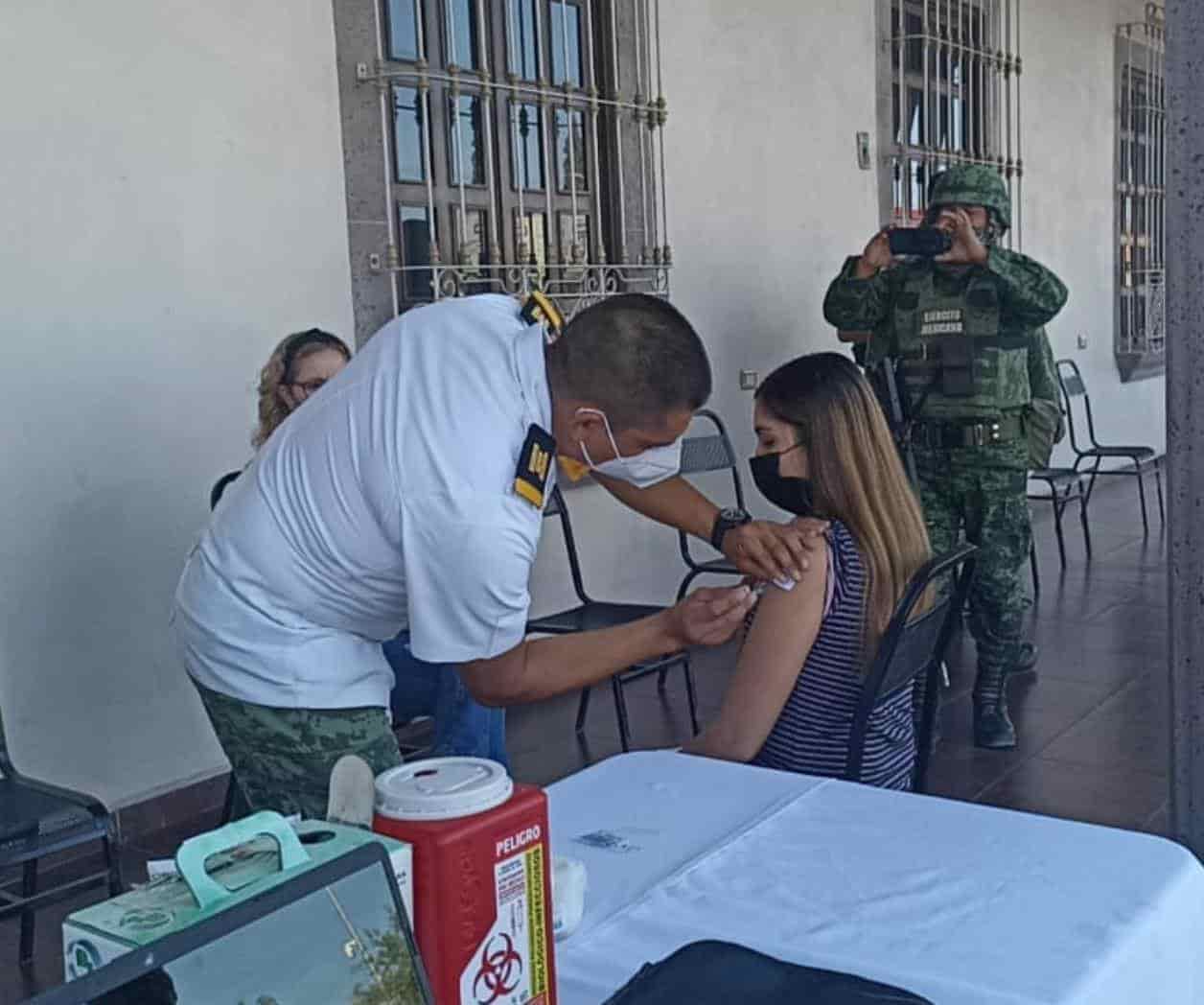 Sedena aplica vacunación en Frontera
