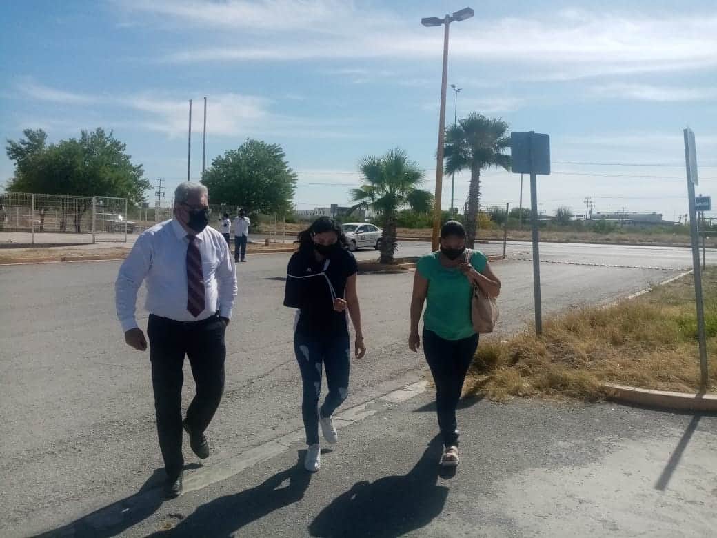 Jennifer acompañada de su madre, y el Secretario del Ayuntamiento de Frontera Miguel Arellano Piña salieron del Centro de Justicia Penal.