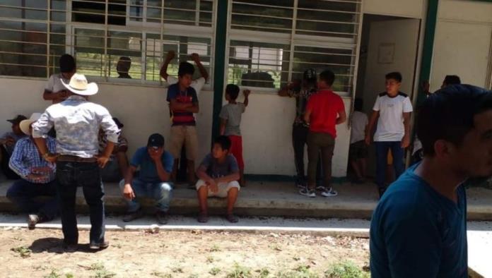 Retienen a funcionarios por accidente vial con votantes de consulta