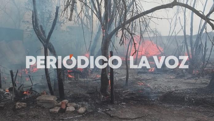 Arrasa incendio con jacal