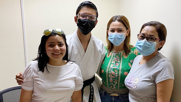 La regidora de Juventud y Deporte, Valentina Aranda, junto con el pequeño karateca de 13 años, Ángel David Aguilar y su mamá, Tania Lucia Aguilar.