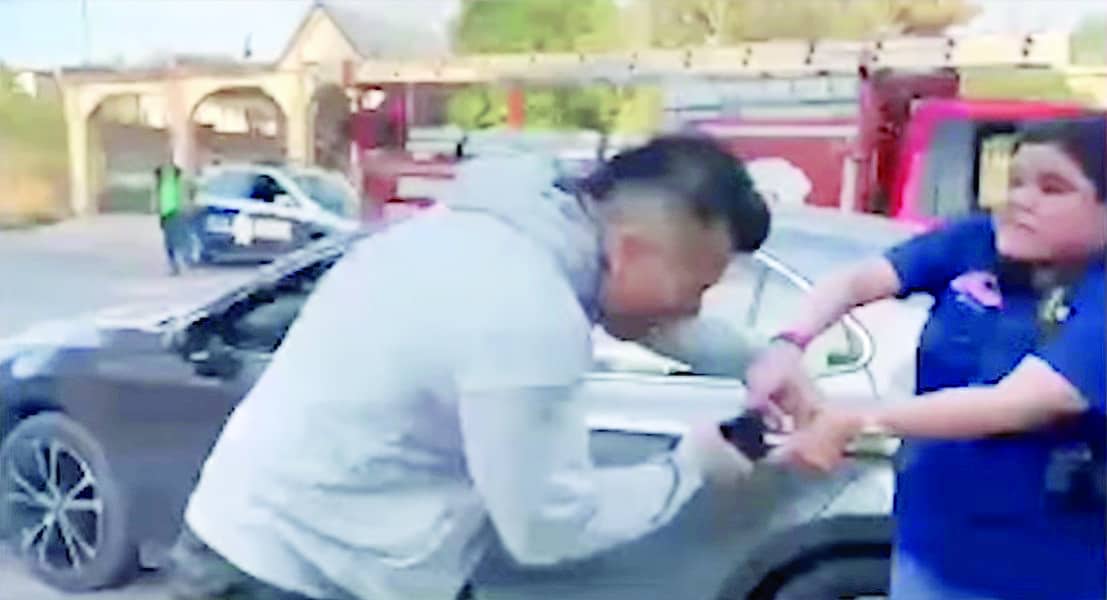 El agresivo estilista le arrebata el celular a reportera Delia Tijerina