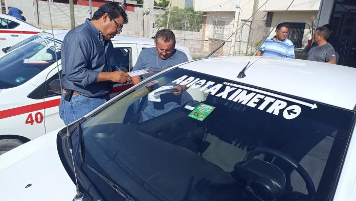 Revisan taxis en Frontera