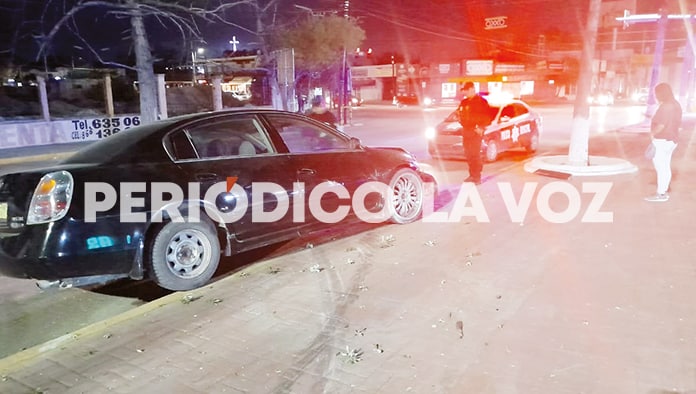 Trepa auto en camellón