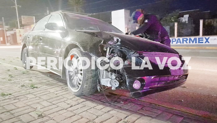 Trepa auto en camellón