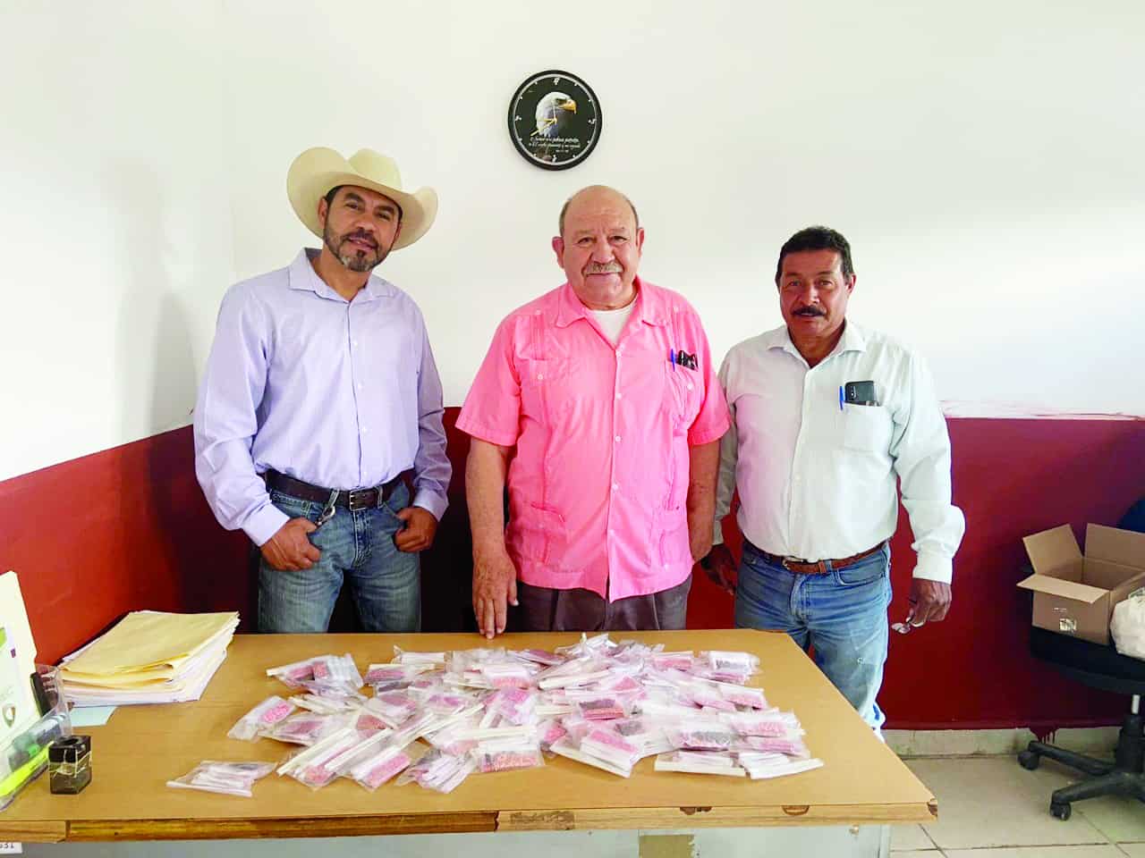 El Alcalde Juan Antonio Garza estuvo en el departamento de Fomento Agropecuario ya están las semillas para huertos familiares.