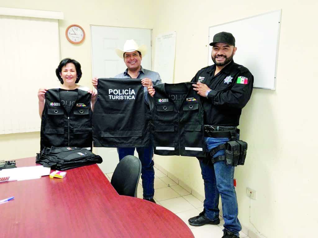 El Alcalde Beto Villarreal entregó chalecos tácticos a la policía turística de Cuatro Ciénegas.