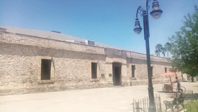 ¡Enjarran pared de edificio histórico!