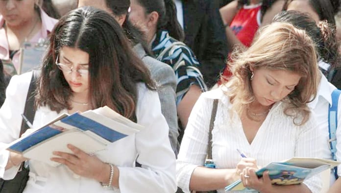 Al momento de consultar o pedir información sobre la vacante los reclutadores solicitan que envíe su currículum vitae, así como un número de teléfono para compartir los detalles de la vacante a través de una llamada telefónica.