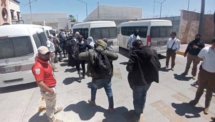 Abandonan a 108 migrantes en la serranía