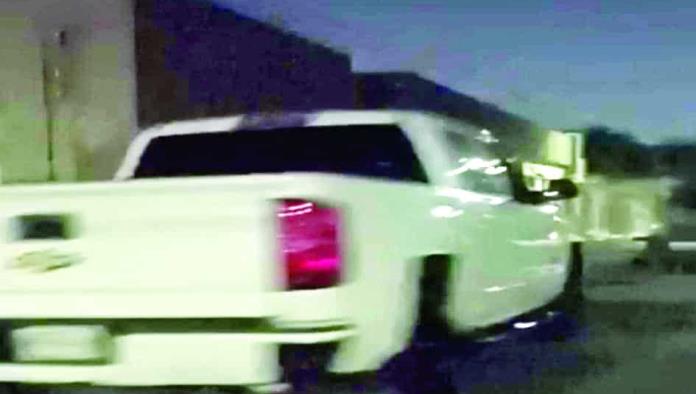 Acosan a mujer en camioneta blanca