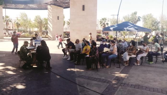 Aplican 200 vacunas en la plaza principal