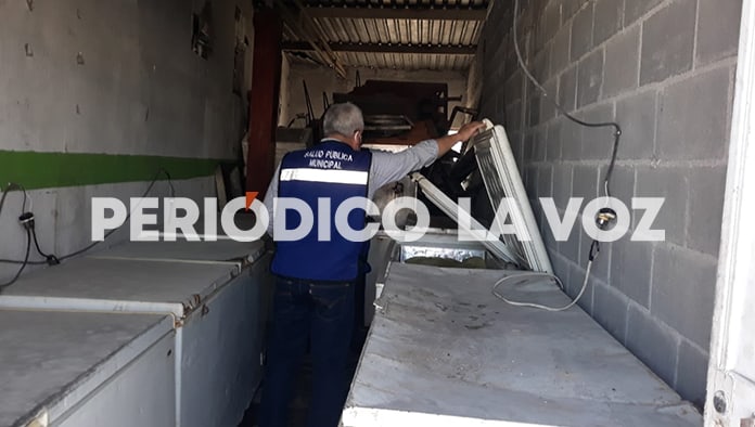 El personal de Salud Pública Municipal abrió el local para descubrir de dónde provenía el desagradable olor.