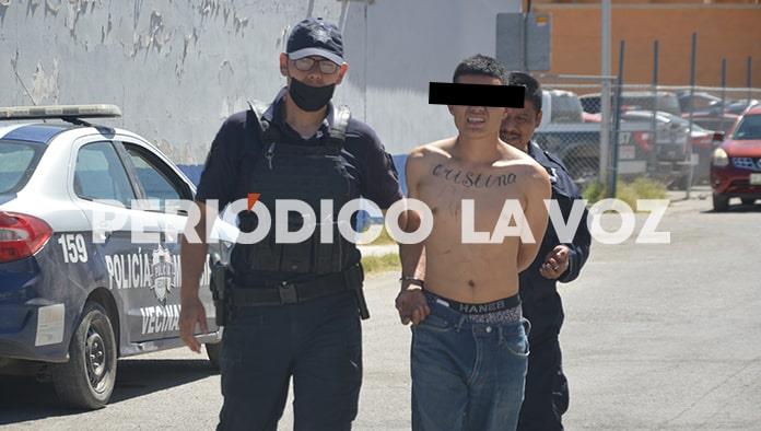 Intenta apuñalar a Policía