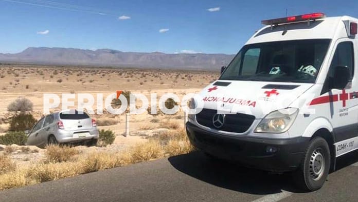 El auto fue abandonado tras el accidente.