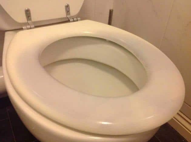Cree que es colitis y da a luz en el baño de su casa