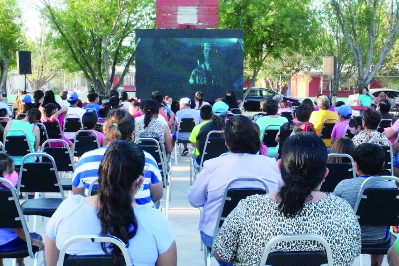 El alcalde está acercando a los niños de las colonias el Cine Comunitario.
